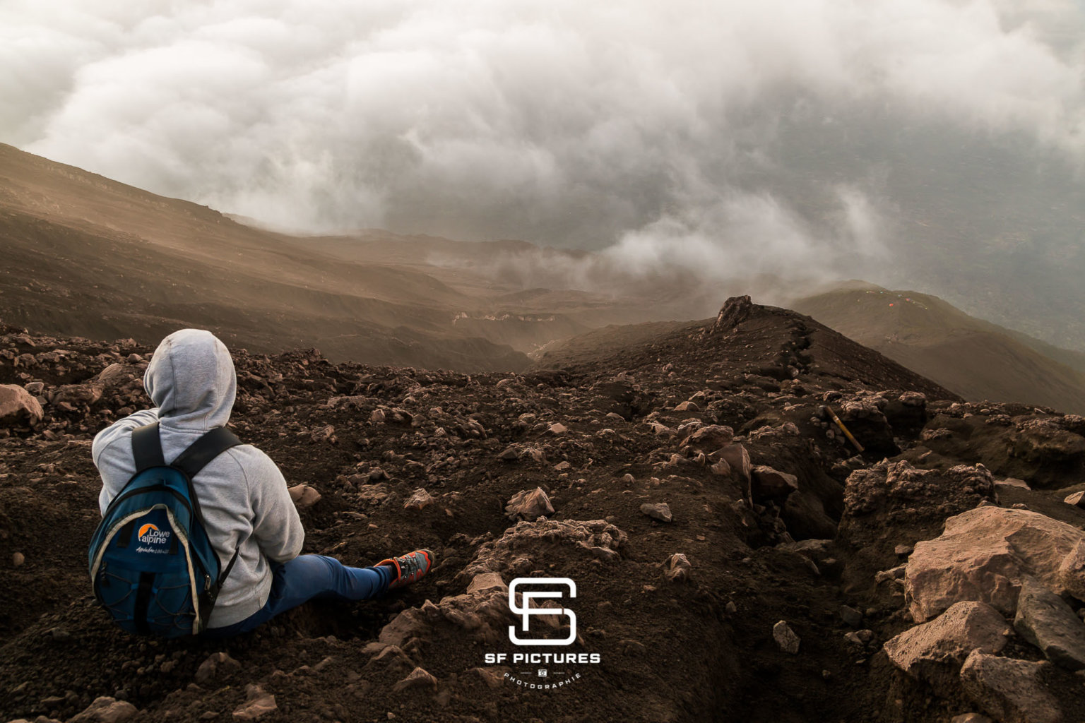 Contemplation sur le Kerinci, Sumatra, Indonésie